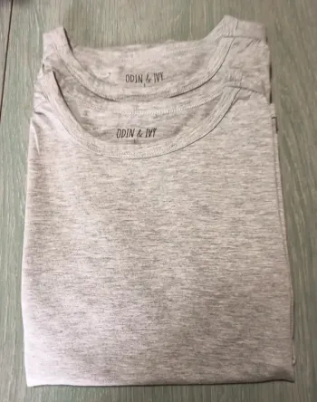 Lot de 2 tee-shirts manches longues. Marque Odin& Ivy (A305)