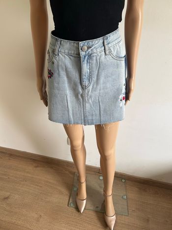 Jupe en jean neuve avec broderies Desigual taille 34 (taille très grand)