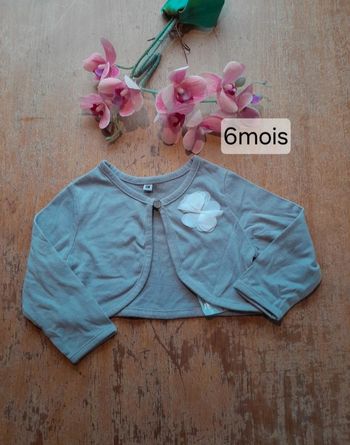 Boléro 6mois gris clair fleur blanche