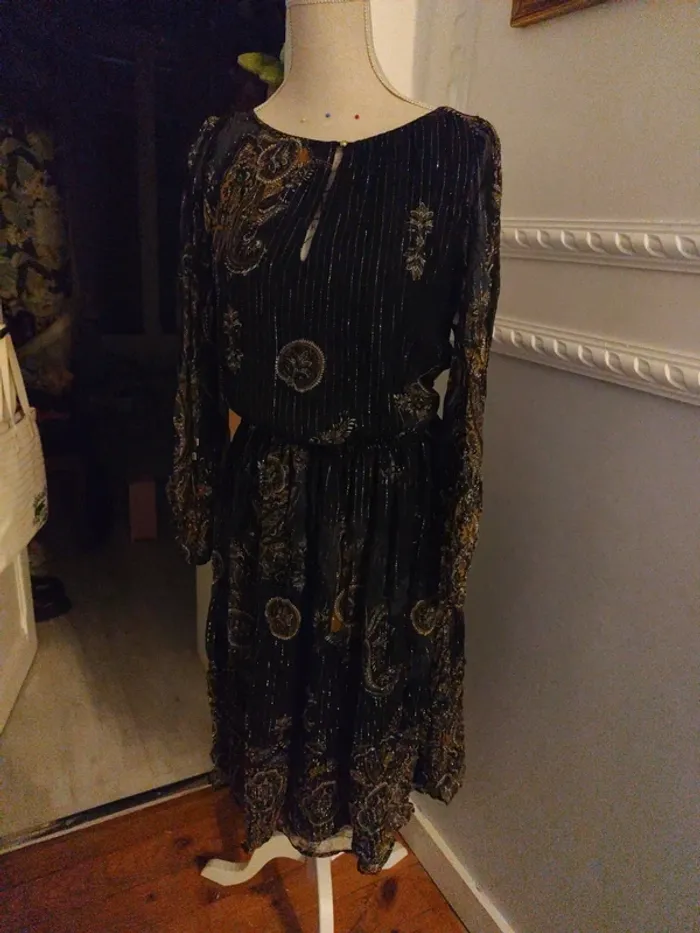 Robe soie Mango noir et doré S manches longues longueur midi ample