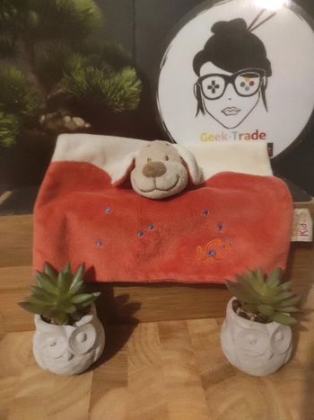 Doudou Chien Dou Kidou Poisson Rouge Beige Plat mouchoir #geektradedoudou