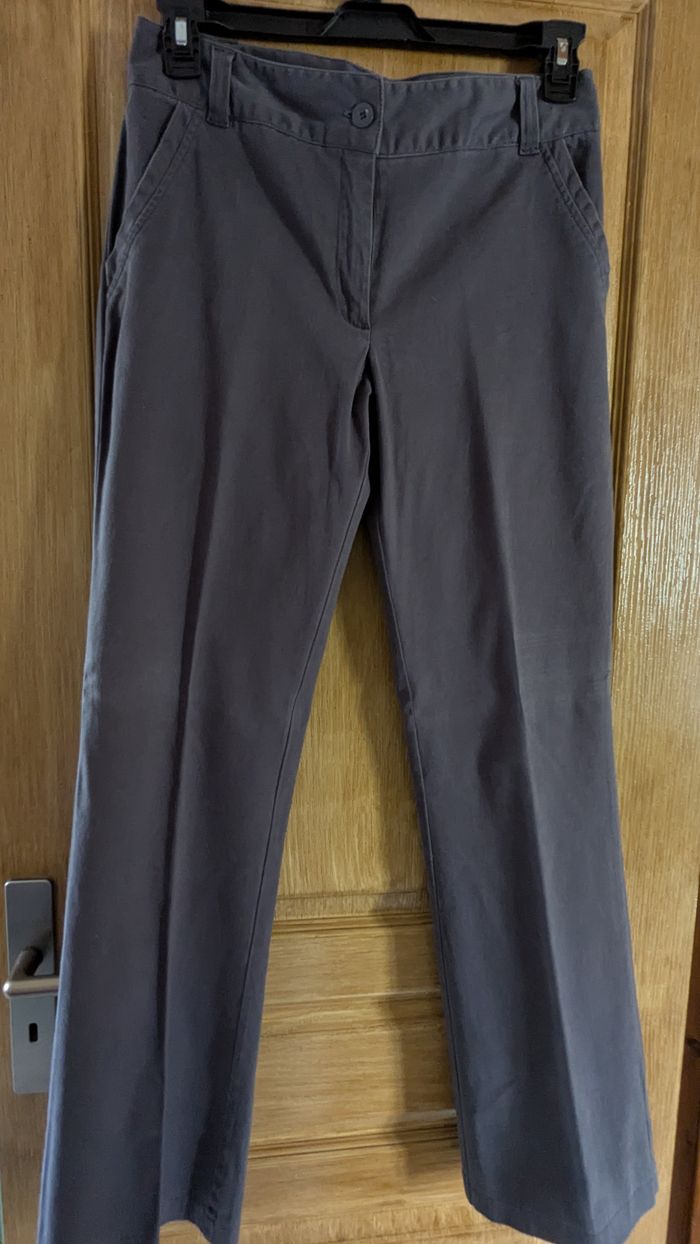 Pantalon gris anthracite, taille basse.