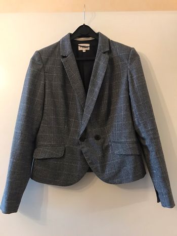 Veste grise et argentée