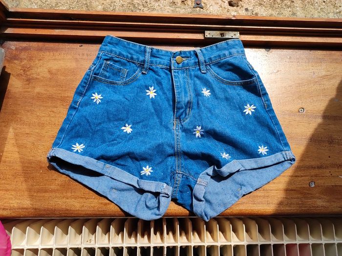 Short en jean avec petits fleurs