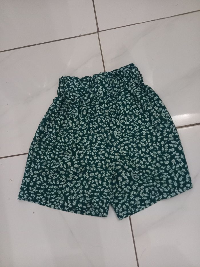 Short d ete fille taille 10 ans matiere polyster  elastique a la taille - photo numéro 4