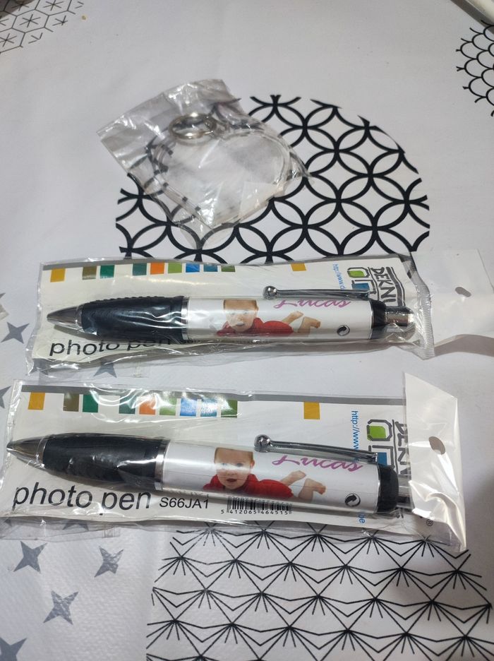 2 stylos + porte clés
