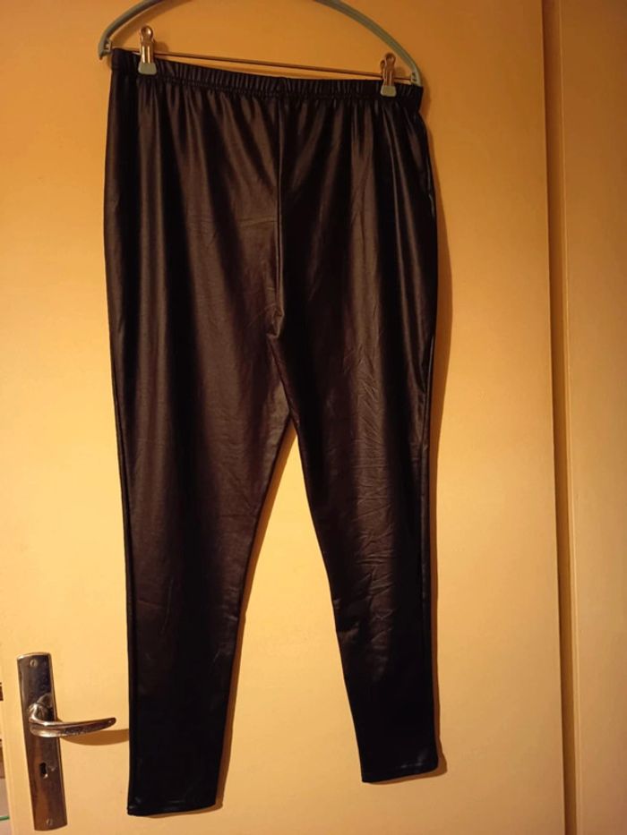 Legging femme imitation skaï. Noir. Marque Boohoo. Neuf. - photo numéro 3