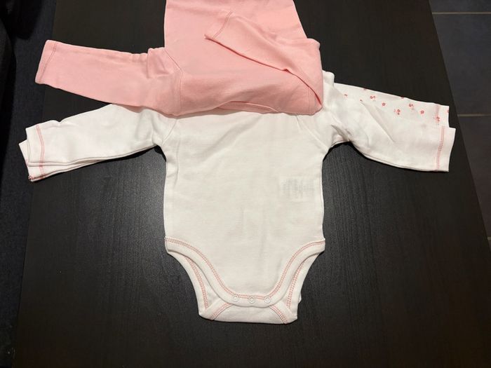 Lot de 3 bodies fleurs Manches longues Mots d’enfants Taille 3 mois. - photo numéro 2
