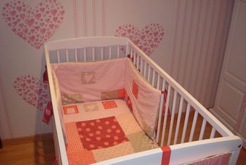 Lit bébé complet avec tour de lit et vide poche