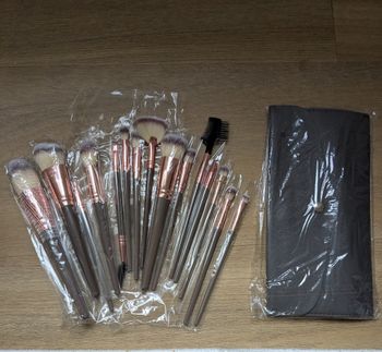 Lot de 15 pinceaux de maquillage professionnels pour fond de teint, cils, sourcils, fard à paupières..