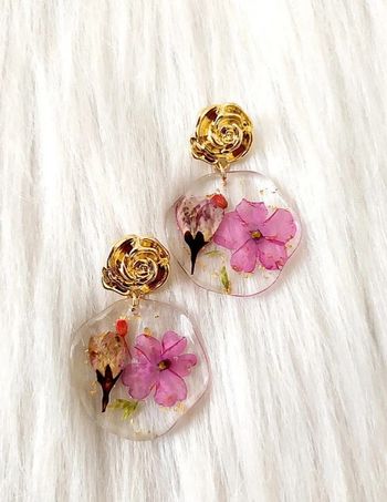 Boucles d'oreilles rondes en résine avec fleurs séchées en incrustation