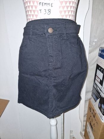 Jupe, en jean, noir, en très très bon état, longueur 43cm,en coton & elasthanne, marque Kiabi =4€