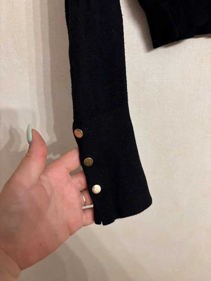 Pull noir gemo taille M bouton doré - photo numéro 3