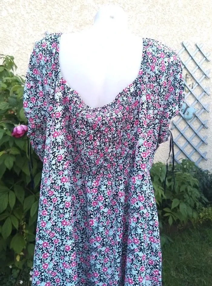 robe fleuries avec une échancrure sur un cote devant taille 54 Bella Diva neuve - polyester - photo numéro 4