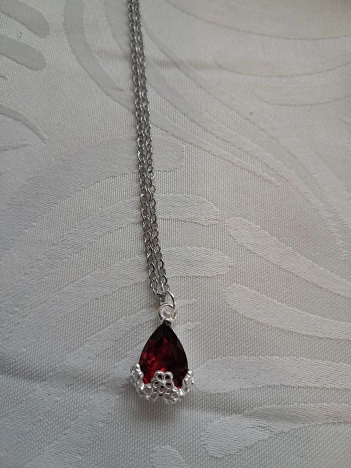 Collier pendentif rouge