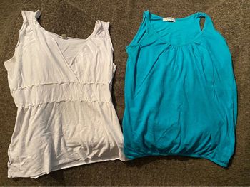 2 débardeurs