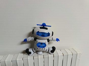 Robot lumineux et musical rotatif