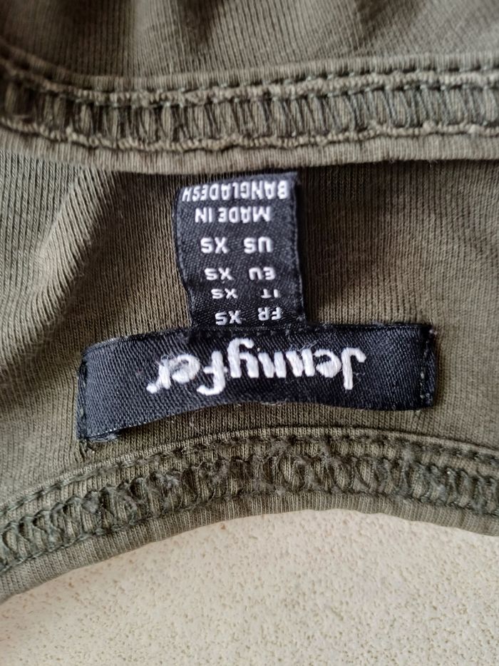 Trois débardeurs taille XS - photo numéro 4