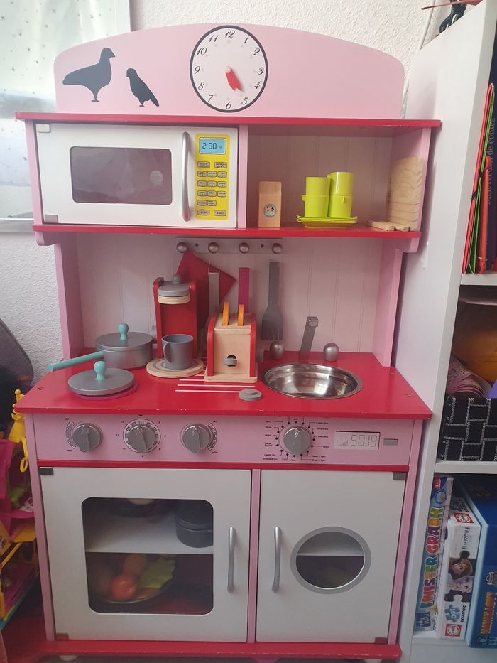Cuisine en bois avec accessoires