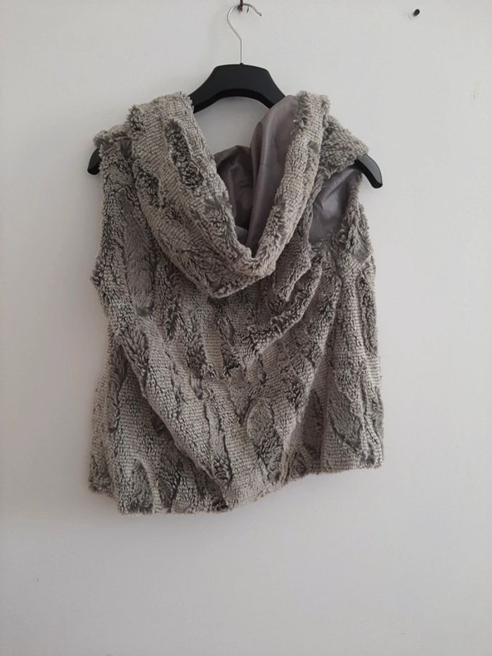 Gilet sans manche à capuche effet fourrure taille3 - photo numéro 3