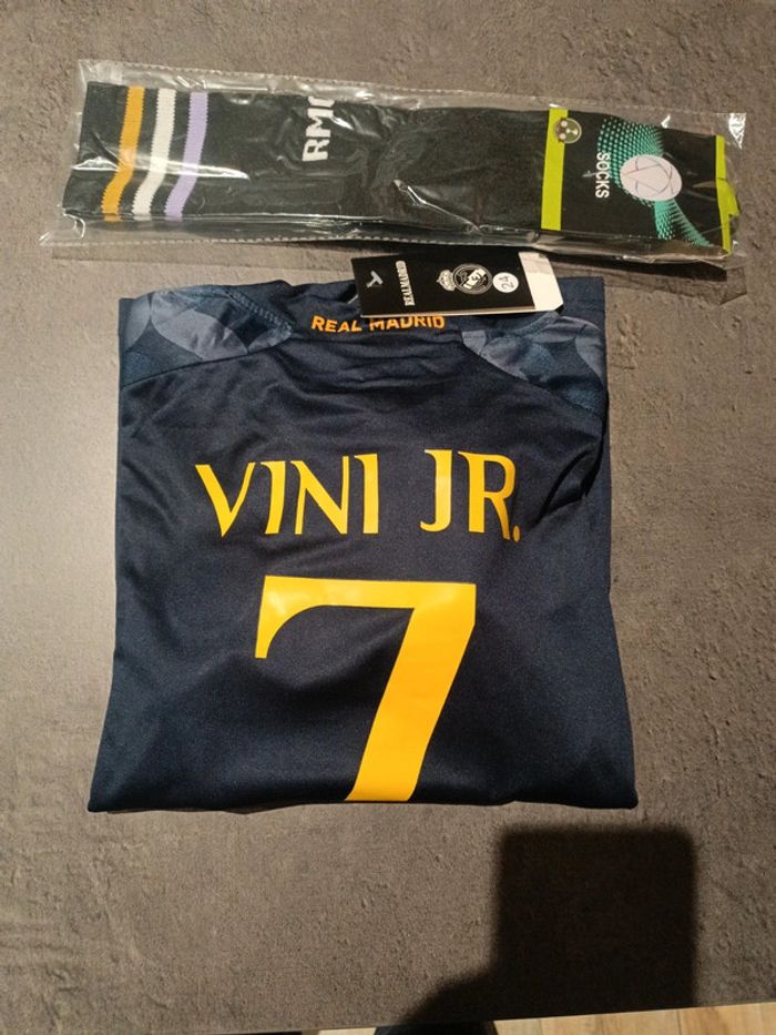 Tenue foot Real Madrid Vini Jr bleu. T.24 - photo numéro 4