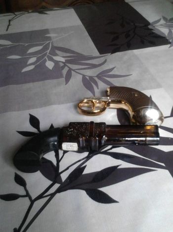 Ancienne bouteille de collection avon en forme de revolver