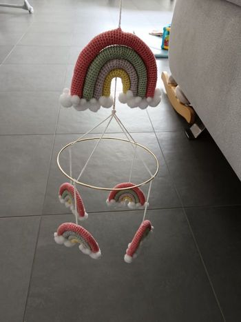 Mobile arc-en-ciel macramé