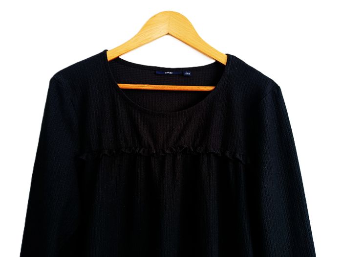 Haut. T-shirt noir à volants. Manches longues. Kiabi. Taille 44 - photo numéro 2