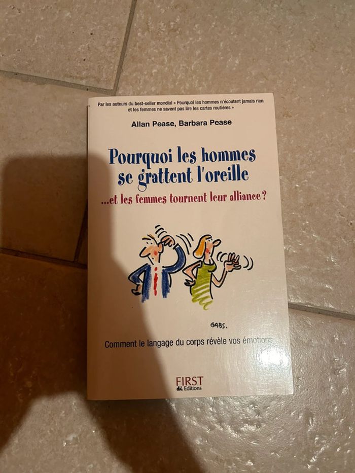 Pourquoi les hommes se grattent l'oreille et les femmes tournent leur alliance ?