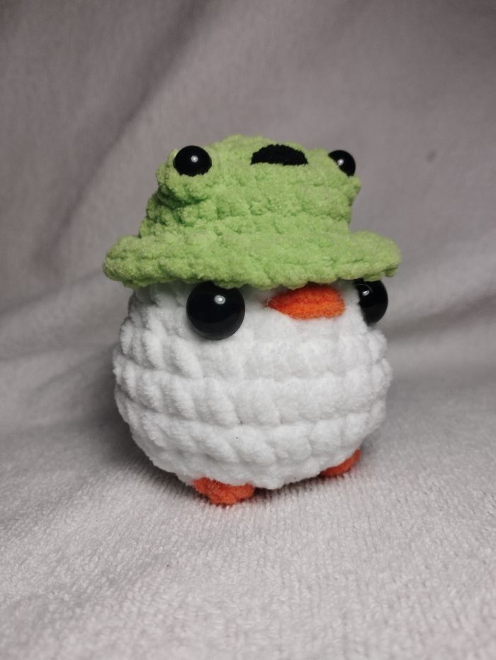 Petite peluche poussin au chapeau grenouille - photo numéro 3