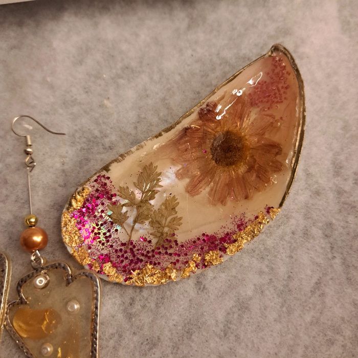 Boucles d'oreilles pendante résine avec coupelle - photo numéro 3