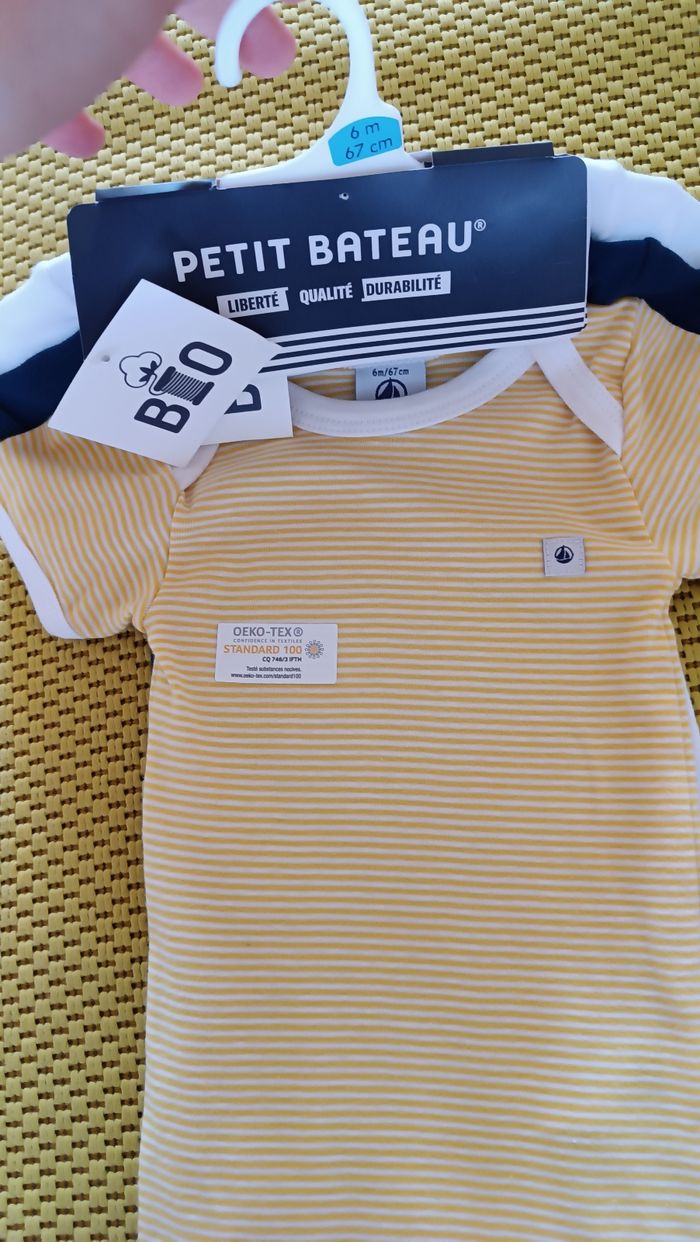 Petit Bateau. Lot de 3 Bodies manches courtes. 100% Coton Bio. Bébé de 3 mois/67cm - photo numéro 2