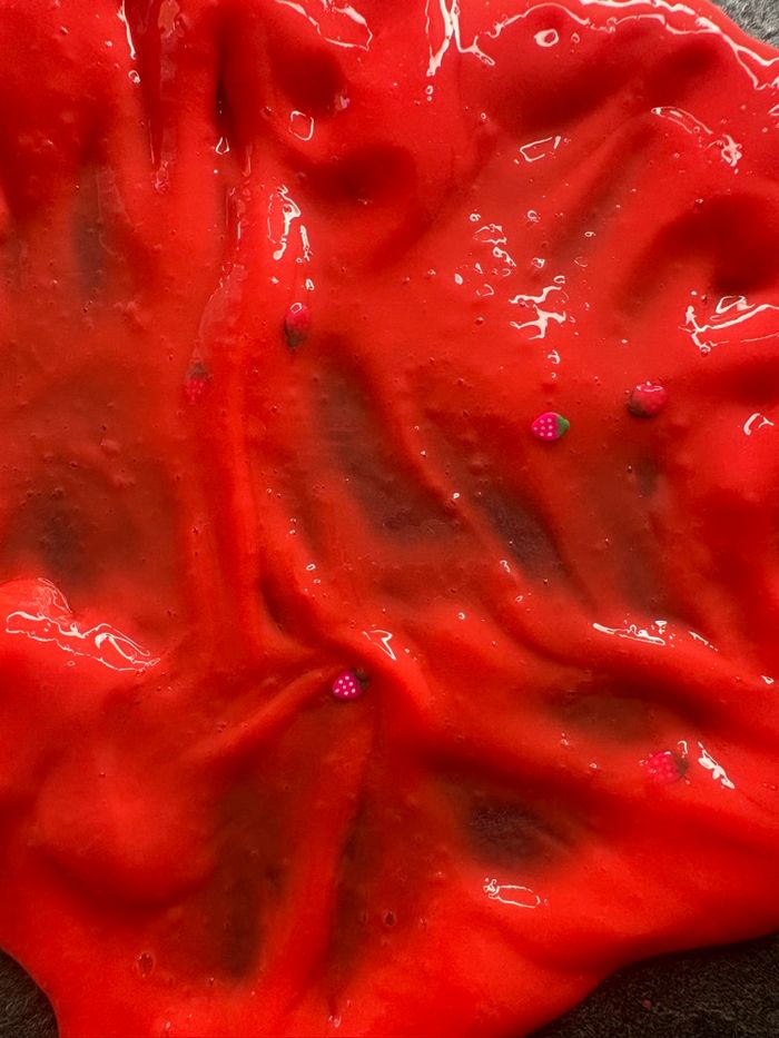 Slime rouge avec des fraises - photo numéro 1