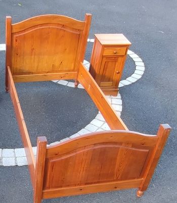 Lit 90 x 190 avec chevet et pied de lampe