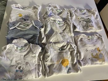 Lot de 8 boby  taille 24 mois mes petits cailloux