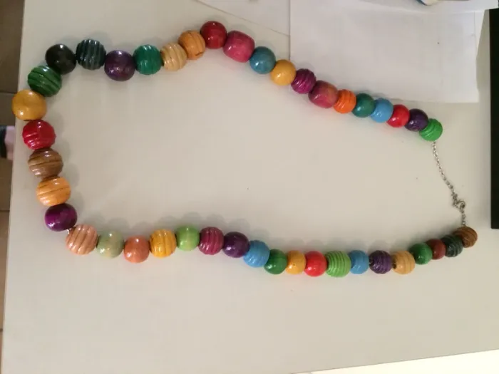Collier sautoir multicolore en très bon état