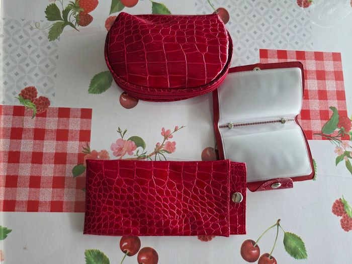 ENSEMBLE PORTE CARTES (12) UN PORTE MONNAIE ET UN ÉTUI POUR LUNETTES NEUF COULEUR ROUGE FONCER MARQUE FRANÇOISE SAGET - photo numéro 2