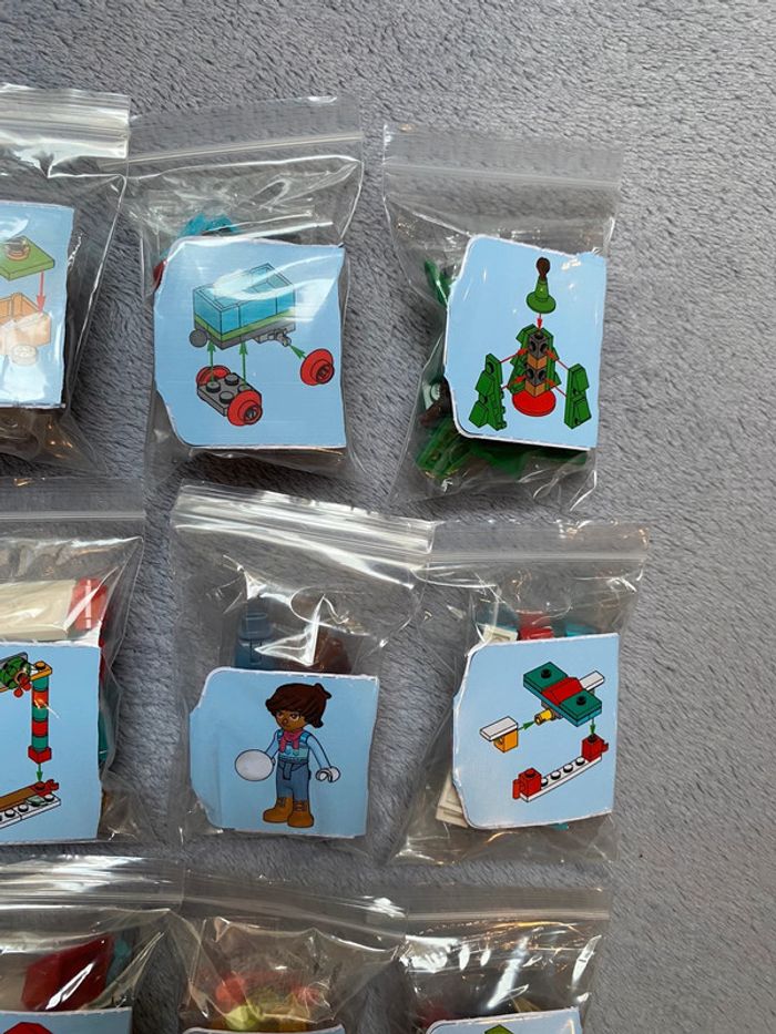 Lot de 15 surprises lego friends thème noël encore en sachet - photo numéro 3