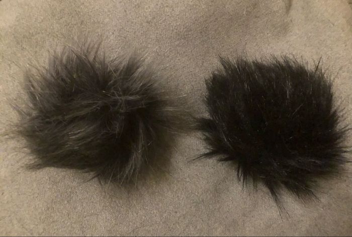 Gros pompons gris et noir