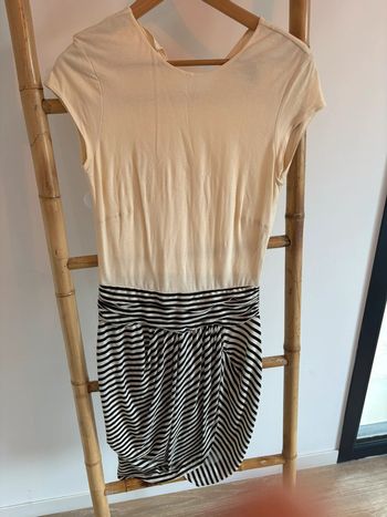 Robe mango écru et rayée