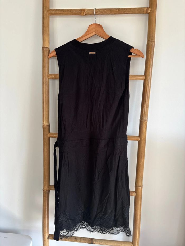 Robe noire avec bas en dentelle - photo numéro 7