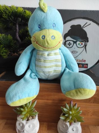Doudou Peluche Dragon Dinosaure Bleu Vert Jogystar kiabi #geektradedoudou
