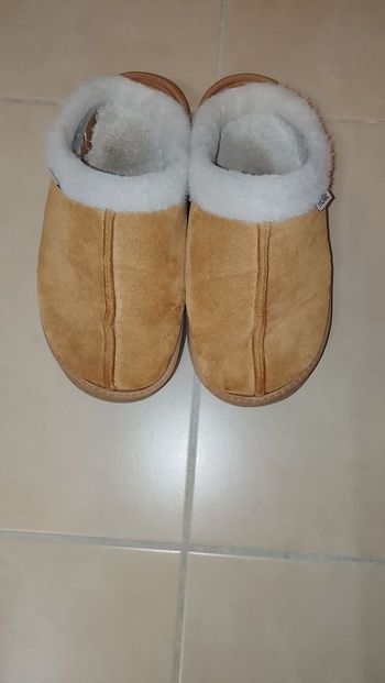 Chaussons fourrés marron taille 36/37
 Bon état 