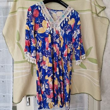 robe bleue avec fleurs