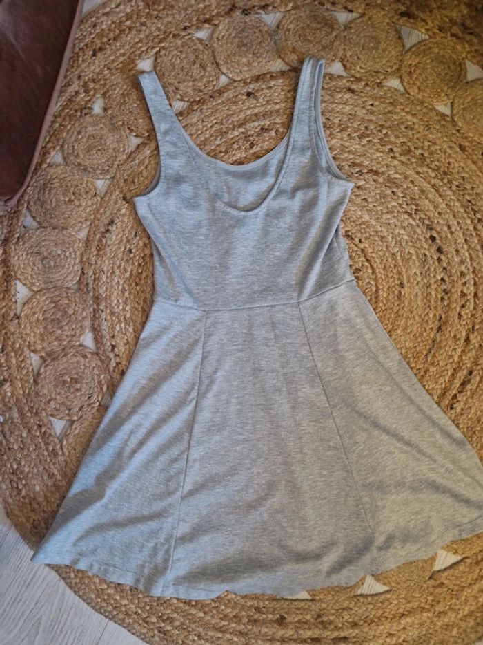 Robe grise clair chiné "minimales," dos nu H&M 🪐Taille 36🪐 - photo numéro 6