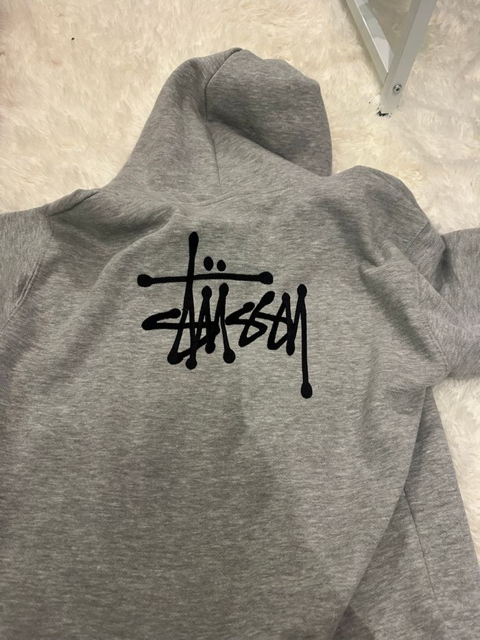 Sweat à capuche Stussy gris 👕 - photo numéro 5