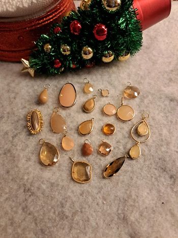 Lot de pendentifs orangé marron clair et beige
