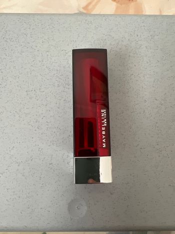 Robe à lèvre rouge