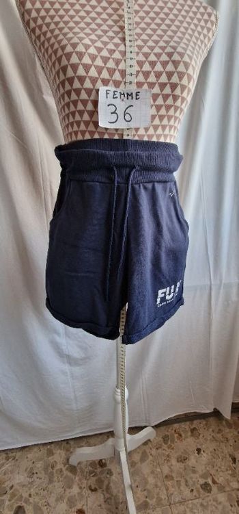Short, marine, en polyester&coton , en très très bon état, longueur 37cm