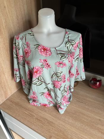 Blouse manche courte imprimé fleuri bouton au dos taille S